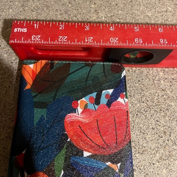 Mojo Universal 6 Floral Kindle/Tablet Case for smaller Kindle - Picture 3 of 5